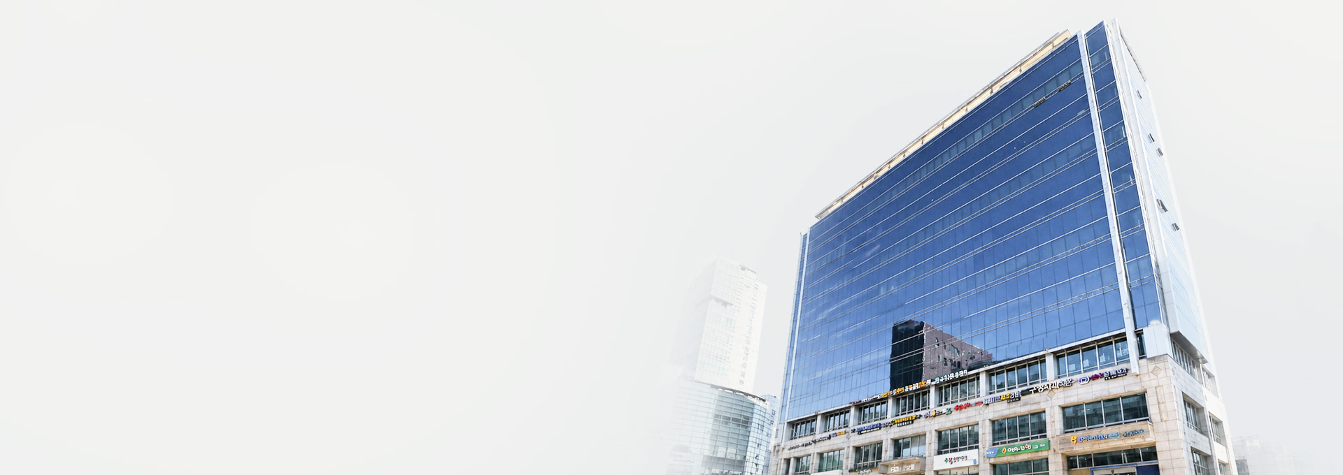 Apgujeong Building, where MOJELIM lists its fifth- and seventh-floor centres